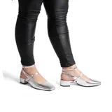 Zapato de vestir plateado con punta fina, tiras cruzadas con hebilla en el tobillo y taco bajo cuadrado. Marca Marco Donatti.