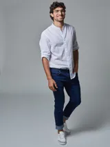 Camisa blanca de lino con cuello mao y mangas largas con presilla para enrollar.