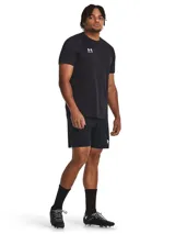 Short deportivo Under Armour Challenger Knit color azul marino con logo blanco en la pierna derecha.