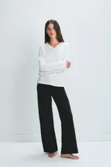 Pantalón negro de corte palazzo.