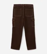 Pantalón baggy color beige, confeccionado en sarga, con bolsillos cargo, cintura con trabillas, cierre tradicional y pespuntes contrastantes.