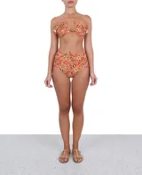 Calzón de bikini tiro alto con estampado floral en tonos naranja, amarillo y marrón.