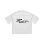 Camisa blanca de manga corta con cuello tipo cubano, corte oversize y estampado con el logo de la marca en el pecho y la espalda.