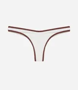 Conjunto de bikini blanco con ribete marrón en contraste. El corpiño es de corte triangular con detalle de argolla en el centro. La bombacha es de corte clásico con tiro medio.