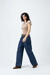 Pantalón de jean azul oscuro, de corte ancho y tiro medio.