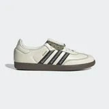 Championes Adidas Samba LT color crema con las tres tiras laterales negras con costuras en forma de equis. Suela de goma marrón.