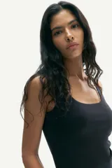 Musculosa corta de microfibra suave, color negro, de ajuste entallado con escote cuadrado pronunciado y bajo recto.