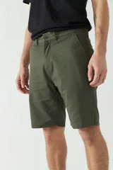 Bermuda de gabardina color verde militar, corte chino, con bolsillos laterales y traseros.