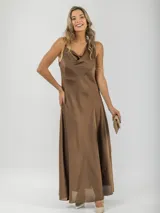 Vestido largo color marrón de satén, con breteles finos y cuello drapeado.