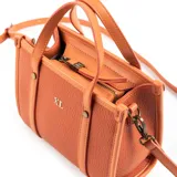 Cartera tote rectangular color naranja de cuero sintético graneado, con doble asa corta y correa larga regulable. Tiene cierre superior, dos bolsillos internos abiertos y uno con cierre.