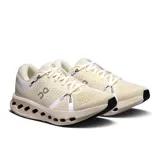 Championes de running On Cloudsurfer 2, color beige con detalles en blanco y logo plateado.