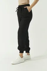 Pantalón de algodón y lino color verde oliva, con puños y cintura elástica.