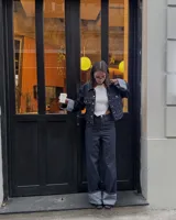 Pantalón de jean azul oscuro, de corte ancho y tiro alto.