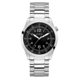 Reloj Guess con caja de acero plateado de 42mm y esfera negra con números arábigos y agujas luminiscentes. El reloj cuenta con una correa de acero plateado y cierre desplegable.