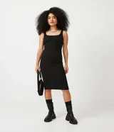 Vestido midi acanalado color celeste, con escote cuadrado y tirantes medios. Confeccionado en algodón sostenible con elastano para mayor comodidad y ajuste.