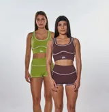 Conjunto deportivo verde oliva compuesto por top con breteles anchos y short de calce ajustado.