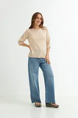 Sweater color beige de tejido de punto, con escote en V y mangas 3/4.
