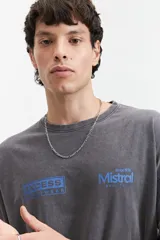 Remera gris con efecto gastado, corte oversize, manga corta y cuello redondo. Estampa frontal con la palabra "Mistr" y logo de la marca en azul.