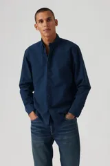 Camisa de manga larga color azul marino, con cuello abotonado (button-down) y corte recto.