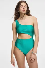 Traje de baño enterizo color verde esmeralda, de un solo hombro, con abertura en la cintura.