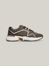 Zapatillas de running Tommy Hilfiger color gris con detalles en marrón y blanco.