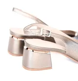 Zapato semiabierto de cuero color peltre, con taco cuadrado y pulsera con hebilla.