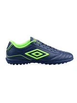 Championes de fútbol Umbro Classico III TF, color azul marino con detalles en verde flúor.