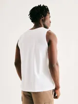 Musculosa celeste con estampa geométrica en el pecho.