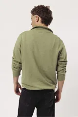 Sweater verde oliva de punto con cuello polo y cierre de cremallera parcial.