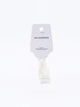 Colero blanco con cuentas rectangulares iridiscentes.