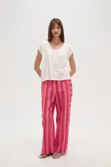 Remera verde oliva de viscosa con cuello redondo y mangas cortas con dobladillo.