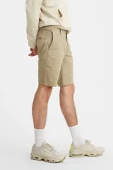 Bermuda color beige de corte chino, con bolsillos laterales y traseros.