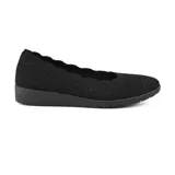 Zapato plano Skechers Cleo Flex Wedge, color negro, con capellada de tejido knit elástico, plantilla Air Cooled Memory Foam y suela de goma flexible con cuña baja.
