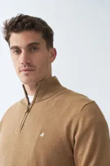 Sweater verde con medio cierre, tejido en buttoné, de manga larga y calce regular.