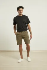 Bermuda cargo color verde con bolsillos laterales con solapa y corte a la rodilla.