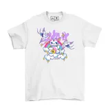 Remera blanca de algodón con estampado de un gato de la suerte sobre una nube con arcoíris, estrellas y grullas.