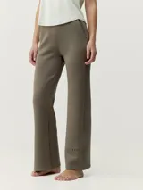 Pantalón largo en color marrón, con tejido Sku_cloud y cinturilla ajustable, diseñado para comodidad y versatilidad.