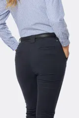 Pantalón skinny color gris topo de gabardina elastizada, con bolsillos delanteros y traseros, y pasacintos.