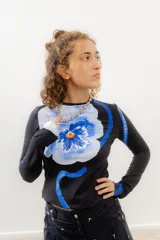 Remera crop de algodón elastizada estampada con un diseño de un pensamiento azul.