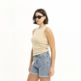 Musculosa color beige de tejido de punto acanalado, corte ajustado y logo bordado en el pecho.