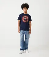 Remera azul marino de algodón con estampa del escudo del Capitán América en el frente.