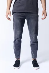 Pantalón de jean gris oscuro, corte slim taper.