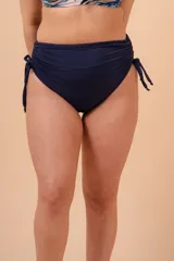 Bombacha de traje de baño tiro alto color azul marino, con frunce regulable en los costados y forro interior delantero.