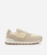 Championes de jogging color beige, confeccionados en material sintético con textura acanalada y detalles en gamuza.