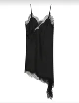 Vestido negro de satén con encaje en escote y ruedo, de corte asimétrico y breteles finos.