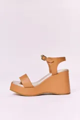 Sandalias de cuero color suela con plataforma y hebilla dorada.