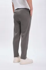 Pantalón jogger verde con cintura elastizada y cordón ajustable.