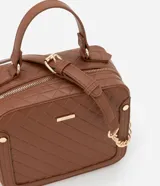 Bolso camera bag transversal mediano color beige, con cierre de cremallera, correa de mano y asa larga con detalle de cadenas desmontables.