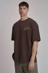 Remera marrón de corte holgado con estampado pequeño en el pecho.