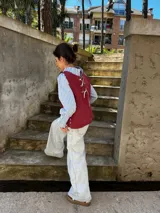 Chaleco dorado sin mangas con cuello redondo y corte holgado.